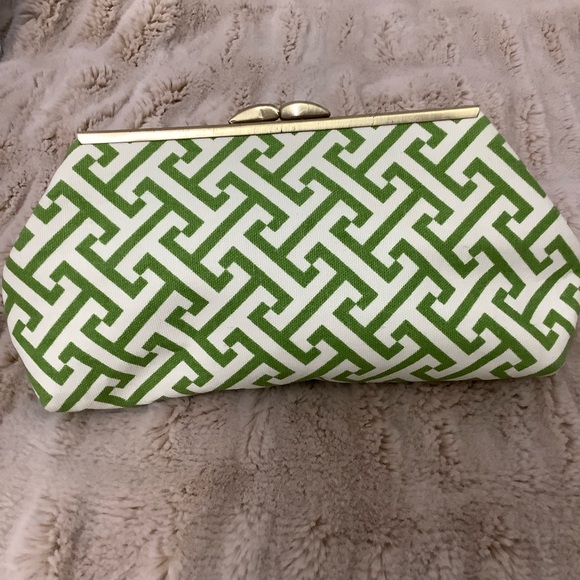 Mandy Nash Chevron clutch purse in excellent condition. Never used - Picture 1 of 8